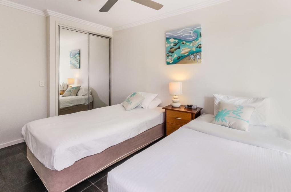 Island Views Beachfront Apartments Palm Cove Exterior foto