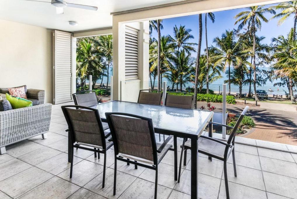 Island Views Beachfront Apartments Palm Cove Exterior foto