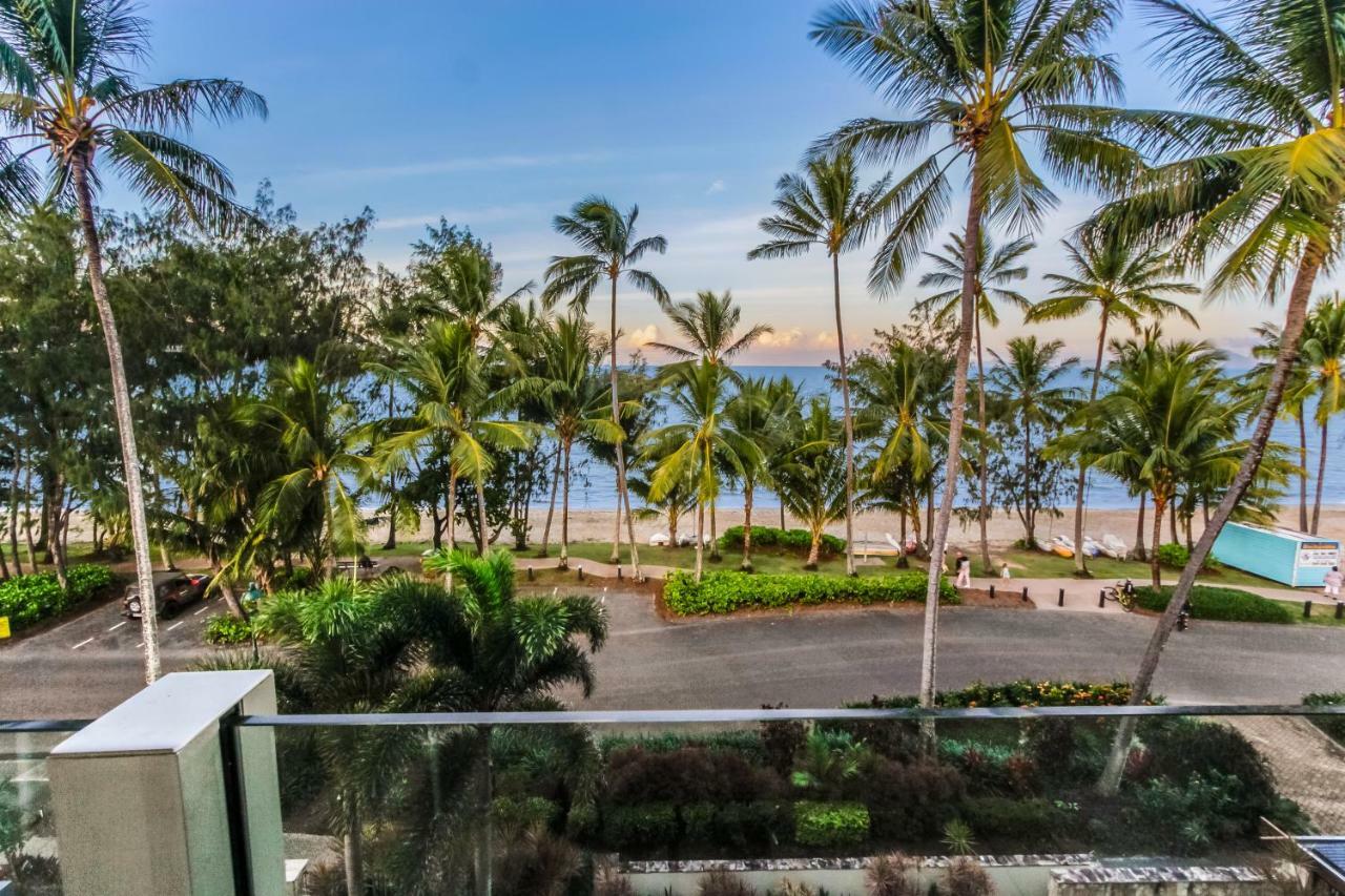 Island Views Beachfront Apartments Palm Cove Exterior foto